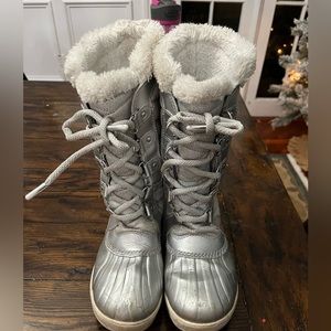 Sorel girls silver snow boots, size 5-good used condition